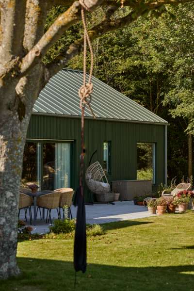 Green steel profiles set the framework for a rural family collective, Ølbyvej 178, 4623 Lille Skensved, Denmark